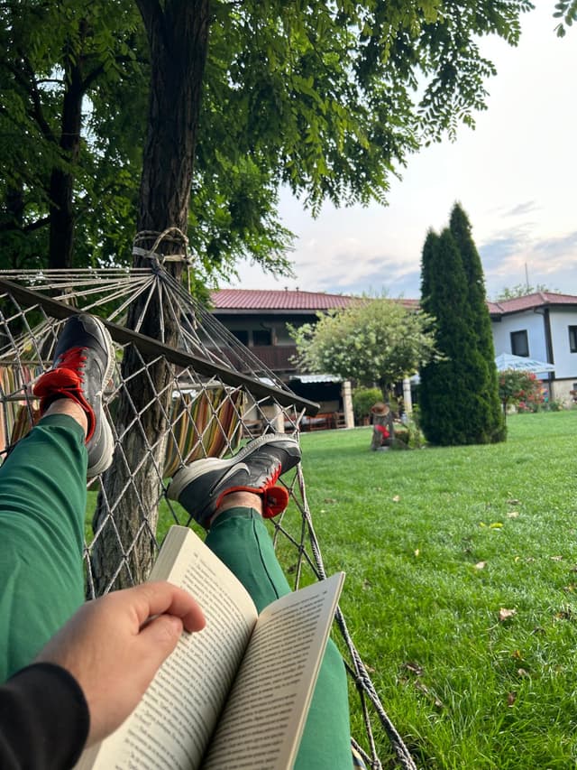 book_reading_on_a_hammock